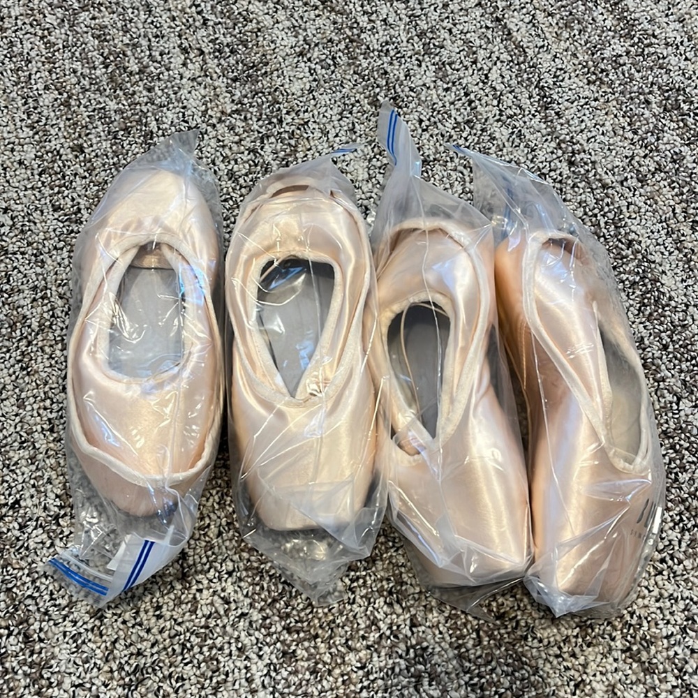 Brand new BLOCH European Balance pointe shoes
